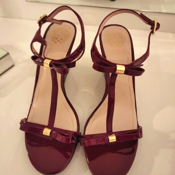 🌟NWOT Red Vince Camuto Patent Leather Strappy Wedge Sandals With Bow Size 9 🌟 - Picture 1 of 7